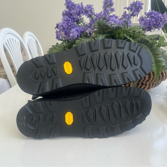 UGG NWOT HENDREN TL WP BLACK LEATHER BOOTS MID SIDE ZIP WOOL LINING MENS 17 - Picture 11 of 14